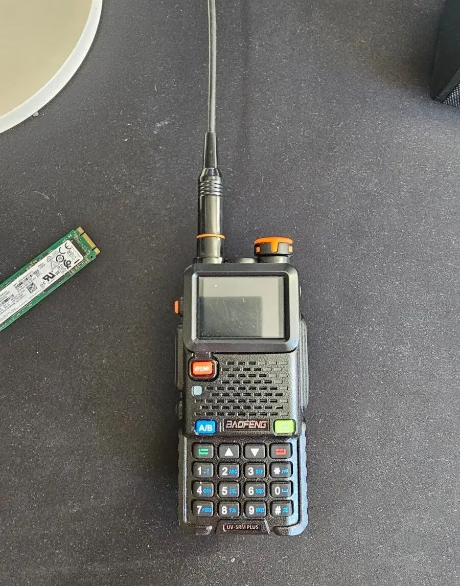 Baofeng UV-5RM Plus GPS + anténa 112 cm a PTT
