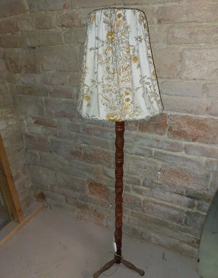 Rustikální stojací lampa