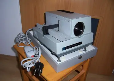 Diaprojektor Pentacon J24B,diarámečky,zásobníky.