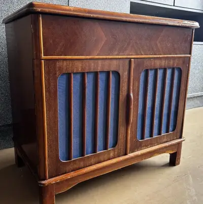 Retro hudební skříň TESLA / STK s gramofonem – k renovaci /