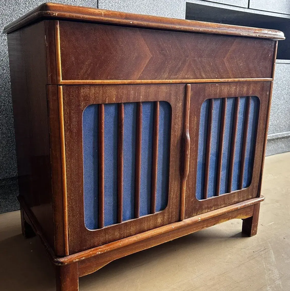 Retro hudební skříň TESLA / STK s gramofonem – k renovaci /