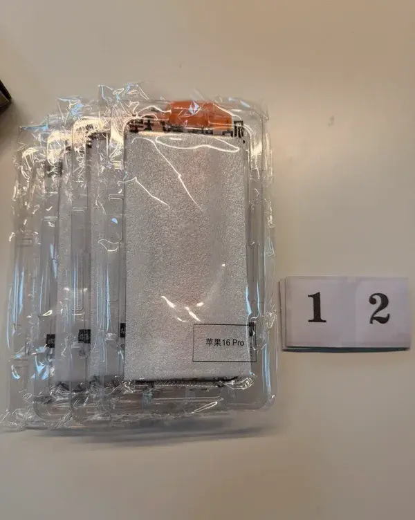 Ochranné sklo na iPhone 16 Pro (4ks)