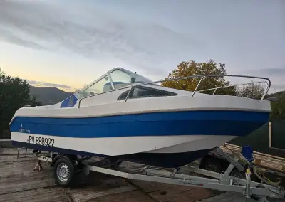 Kajutova lod 5.7x2.3m, motor, vlek