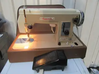 Šicí stroj Lucznik. Plně funkčni+příslušenství na fo