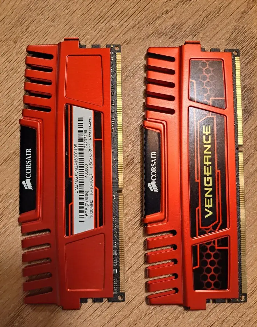 Corsair Vengeance 16 GB (kit 2× 8 GB) DDR3 1600 MHz CL10