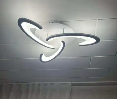 LED stropní svítidlo – geometrický design