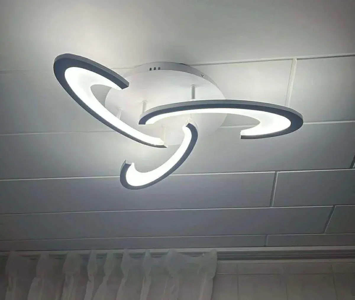 LED stropní svítidlo – geometrický design