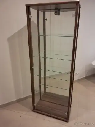 Skleněná vitrína s osvětlením