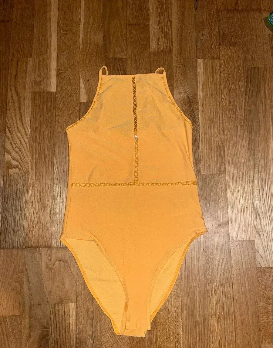 Dámská body, crop topy a tílka XS/S – H&M, Bershka, Terranov