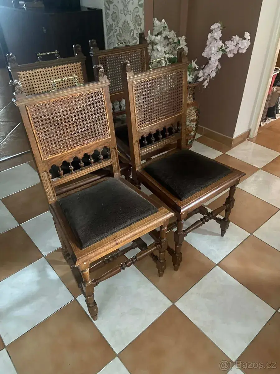 Historické masivní židle