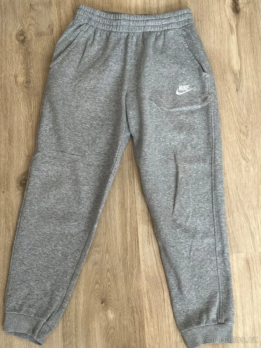 Nike Sportswear – šedé tepláky S