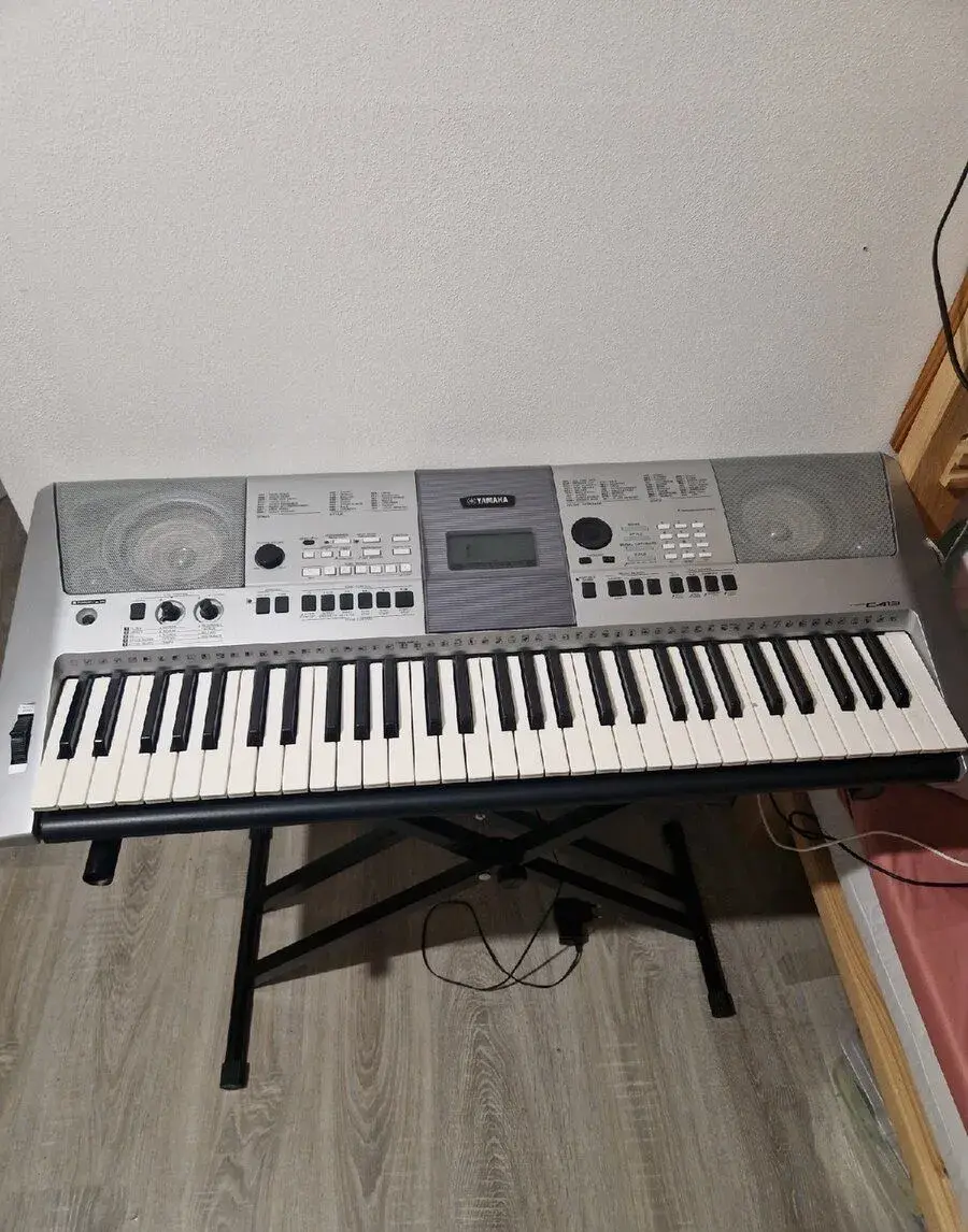 Keyboard Yamaha PSR-E413 + stojan a adaptér