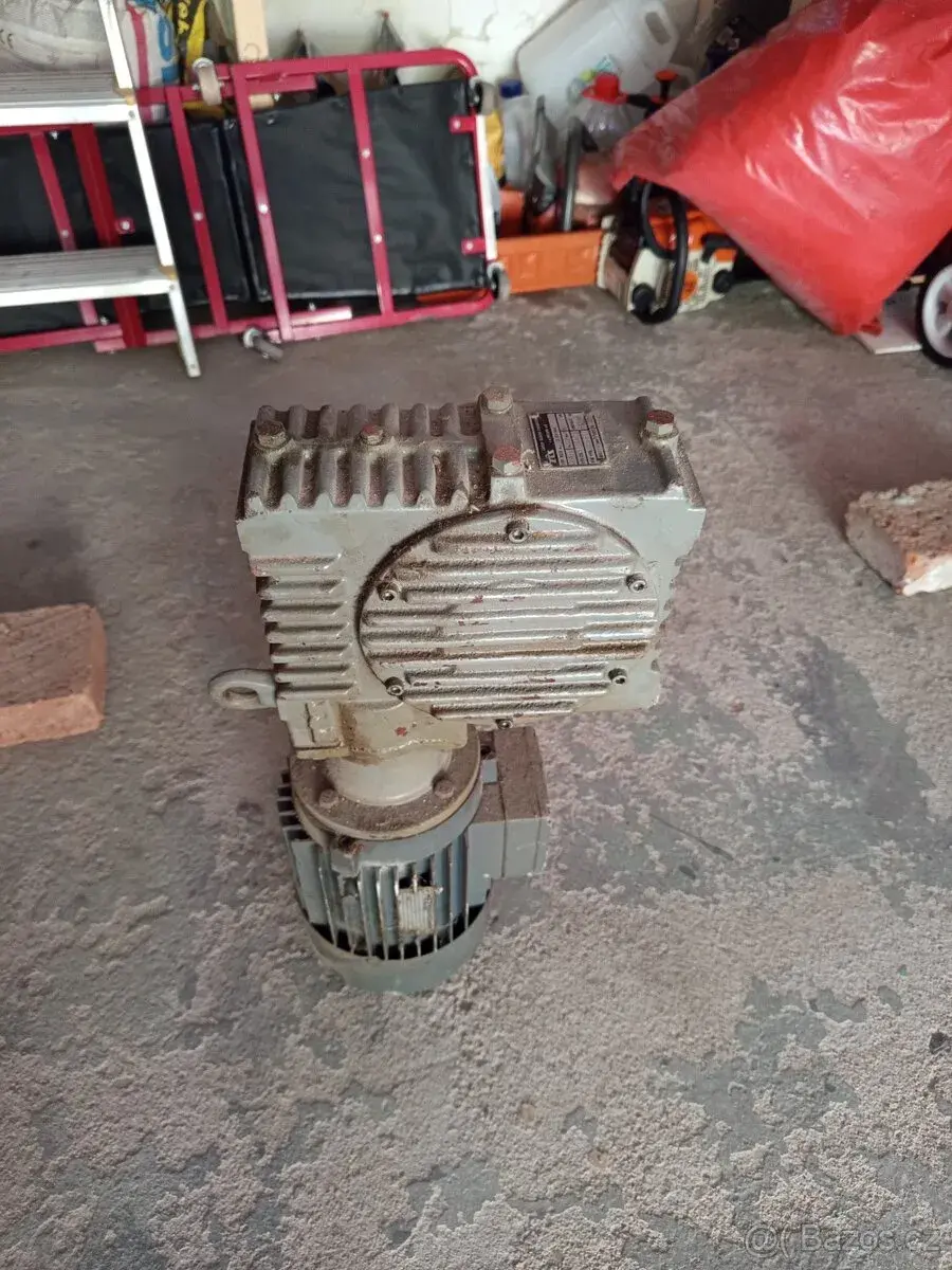 Elektromotor s převodovkou 1.1kw