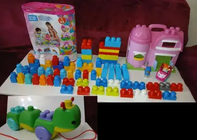 Megabloks housenka domek s autem a figurkami kostky atd