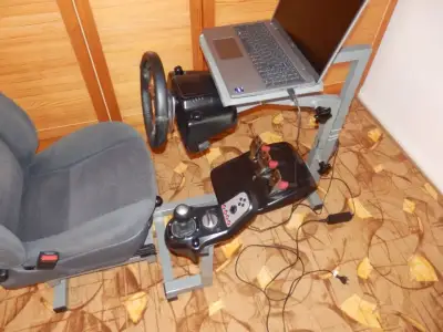 Křeslo + volant s pedály LOGITECH 9 000 Kč