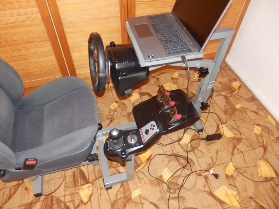 Křeslo + volant s pedály LOGITECH 9 000 Kč