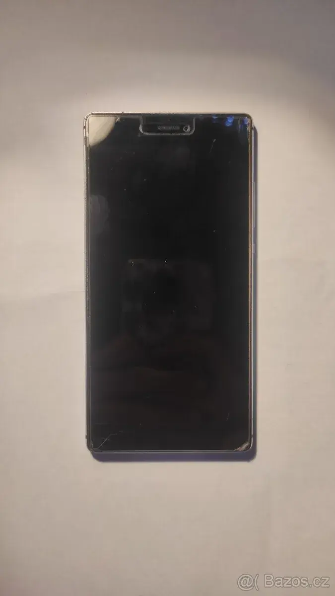Mobil Huawei P8. 2015.duben