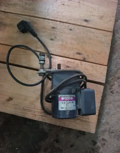 reverzní elektromotor s převodovkou S8R25GX-TCE(L42)