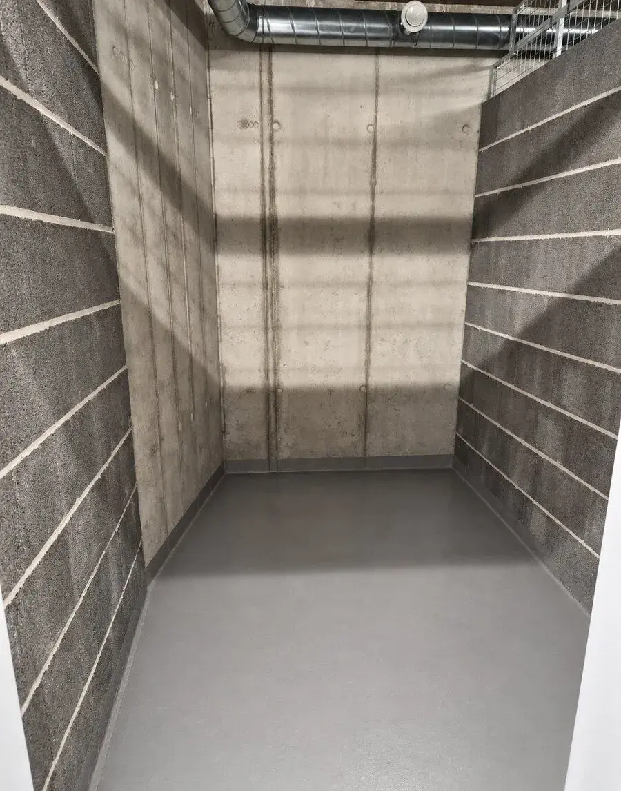 Pronájem skladu 5,3 m² – Příjezd autem až do garáží, 24/7