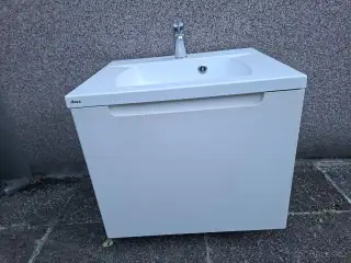 Závěsná skřínka s umyvadlem a baterii
