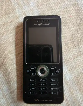 Mobilní tlačítkový telefon Sony Ericsson W302
