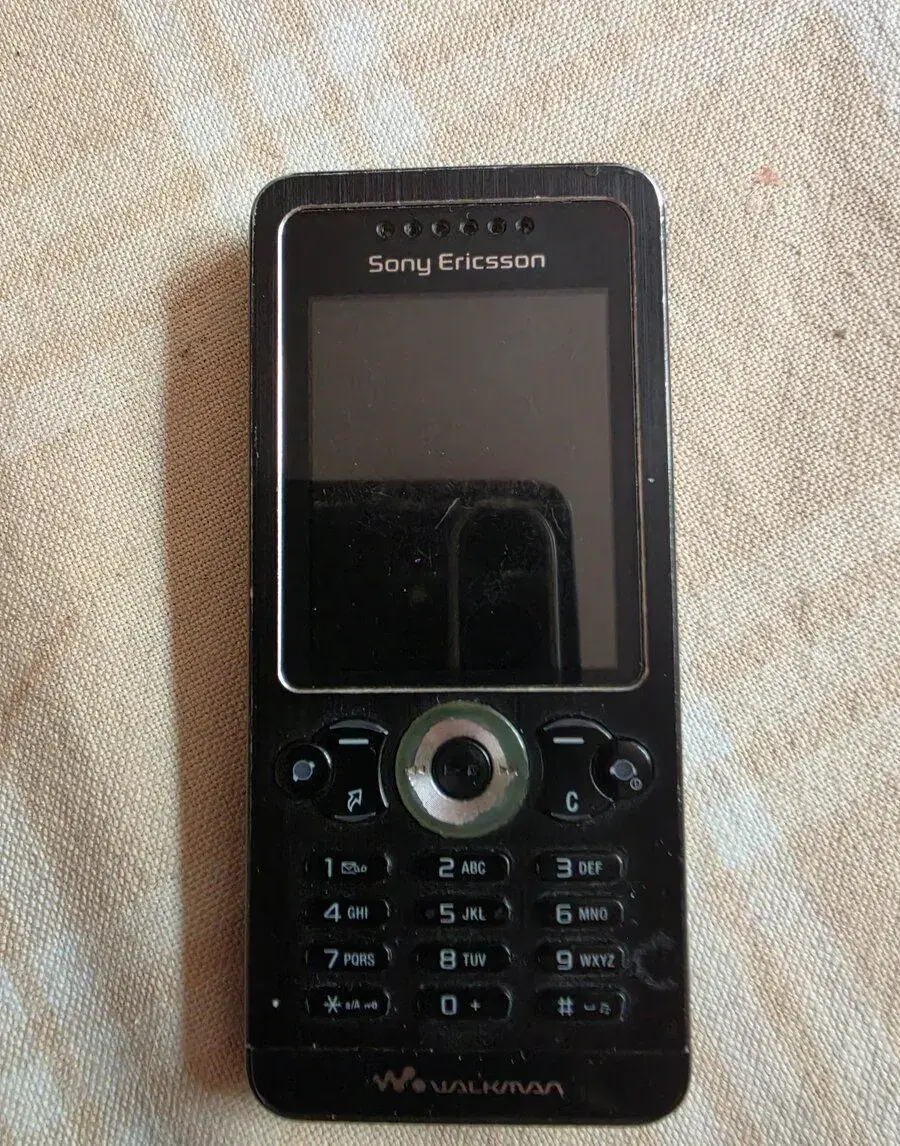 Mobilní tlačítkový telefon Sony Ericsson W302