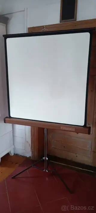 Promítací plátno značky Arciura na stojanu