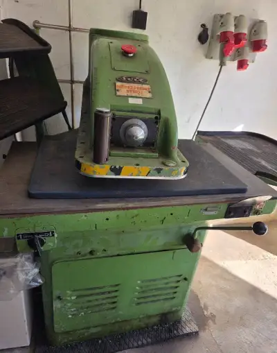 Hydraulický vysekávací lis