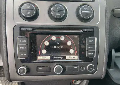 Autorádio vw touran s navigací