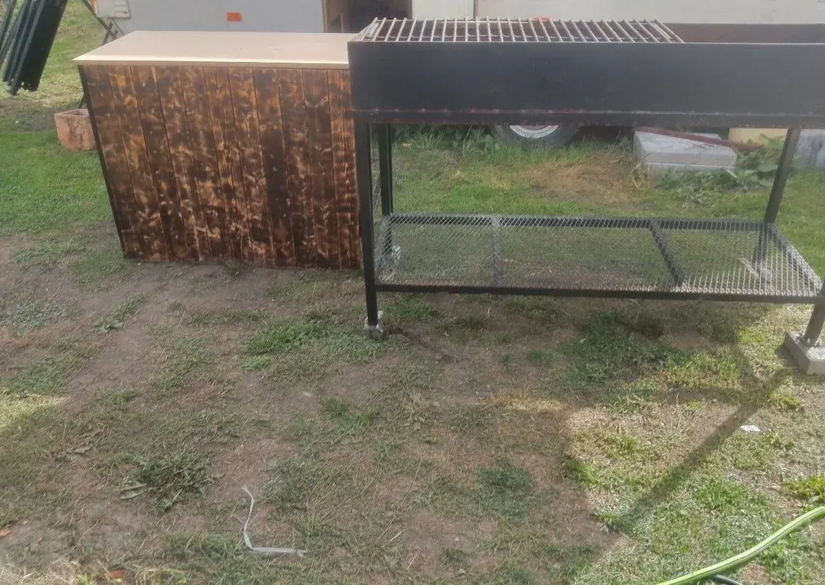 🔥 MASIVNÍ GRIL + PRACOVNÍ STŮL – RUČNÍ VÝROBA 🔥