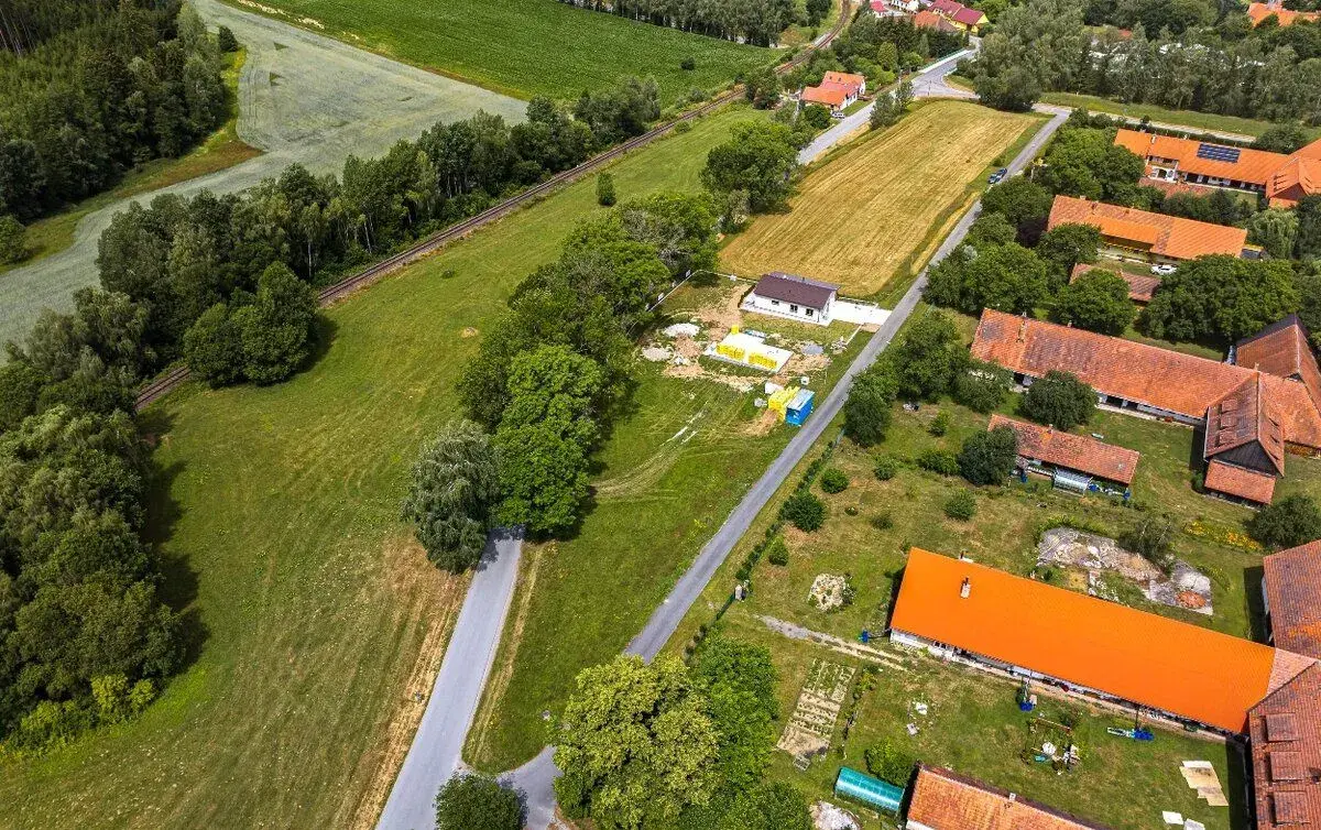 Stavební pozemek 800m2 na Vysočině (Komplet. Zasíťovaný)