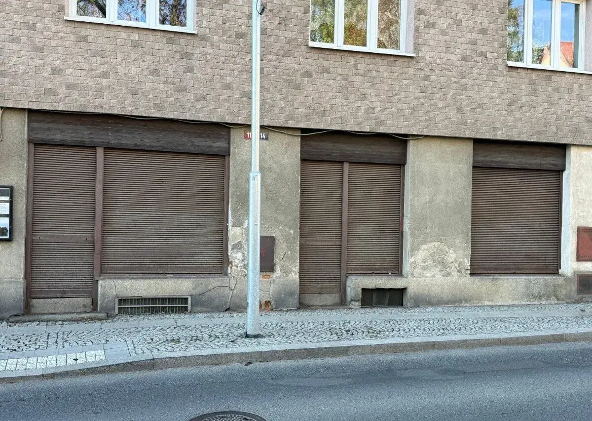 Mnichovice - Pronájem obchodního prostoru 52 m² - výlohy