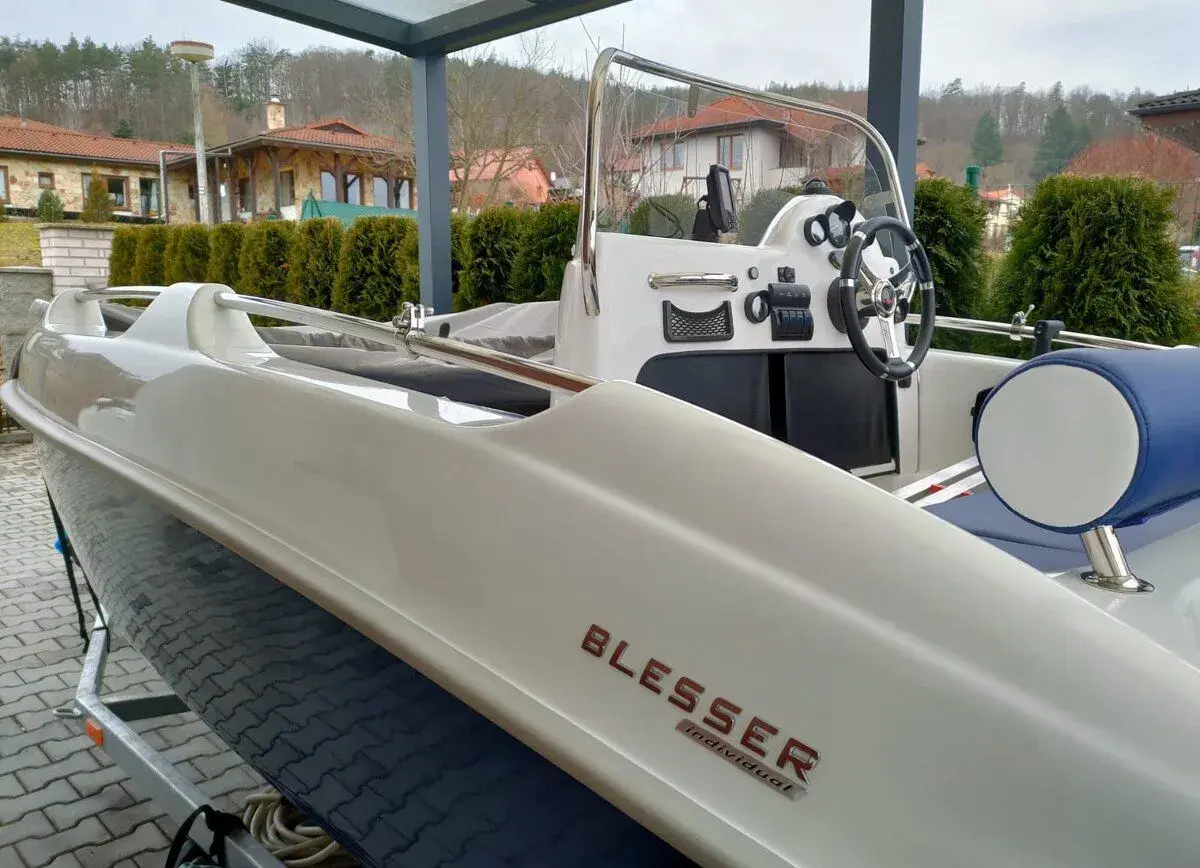 Motorový člun Blesser Astra 440