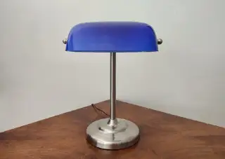 VZÁCNÁ STOLNÍ LAMPA, BANKÉŘKA.