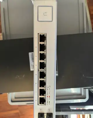 UniFi Switch 8 150W (US-8-150W) – 8× PoE+, 2× SFP