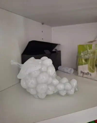 Skleněné hrozny a poháry ve tvaru vína
