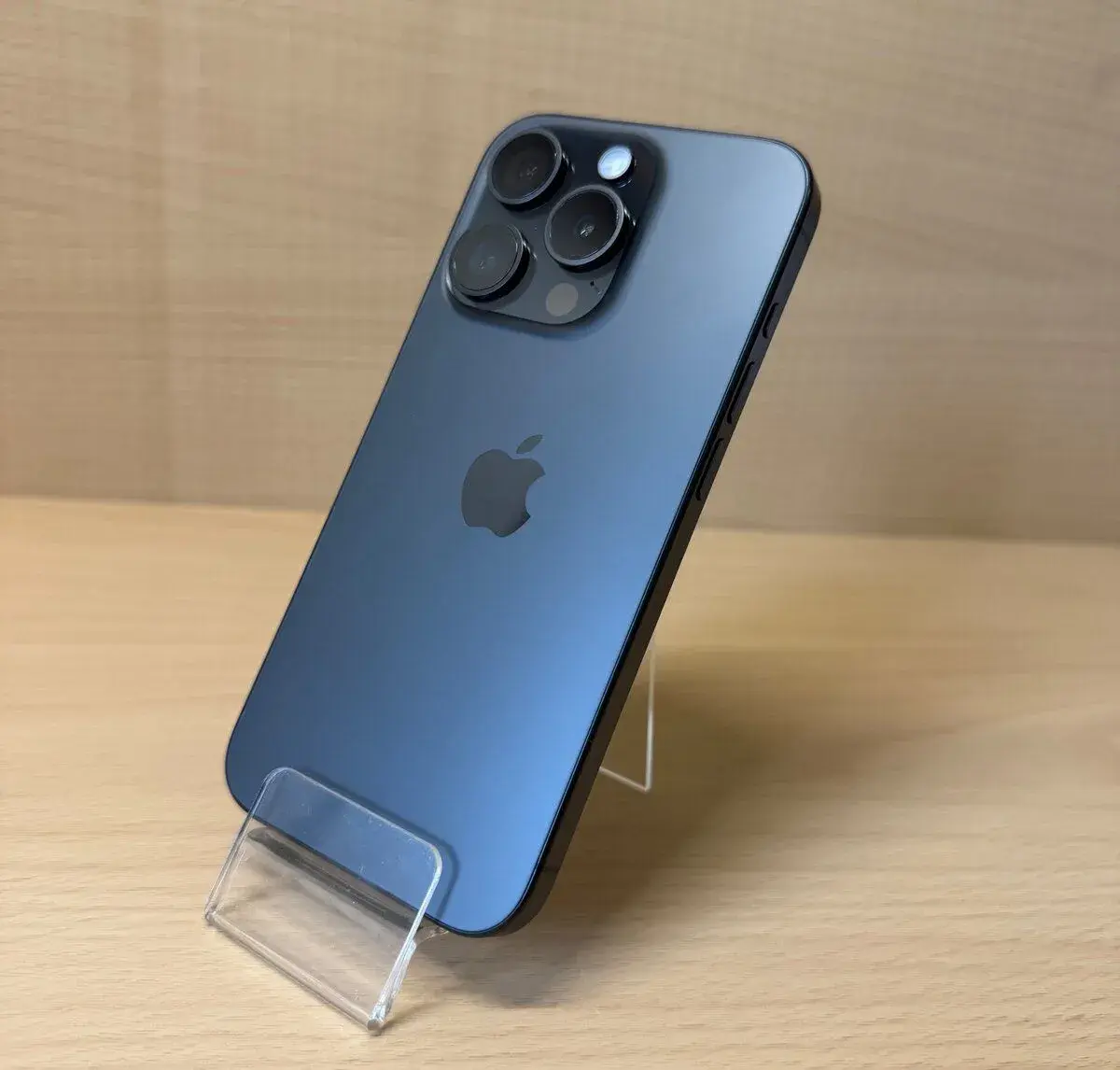 iPhone 15 Pro 256GB, černý Titan, eSIM (rok záruka)