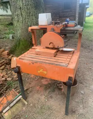 Stroj na řezání plátků cihel
