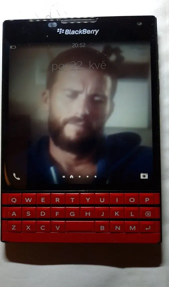 BlackBerry Passport RED Edition email klient