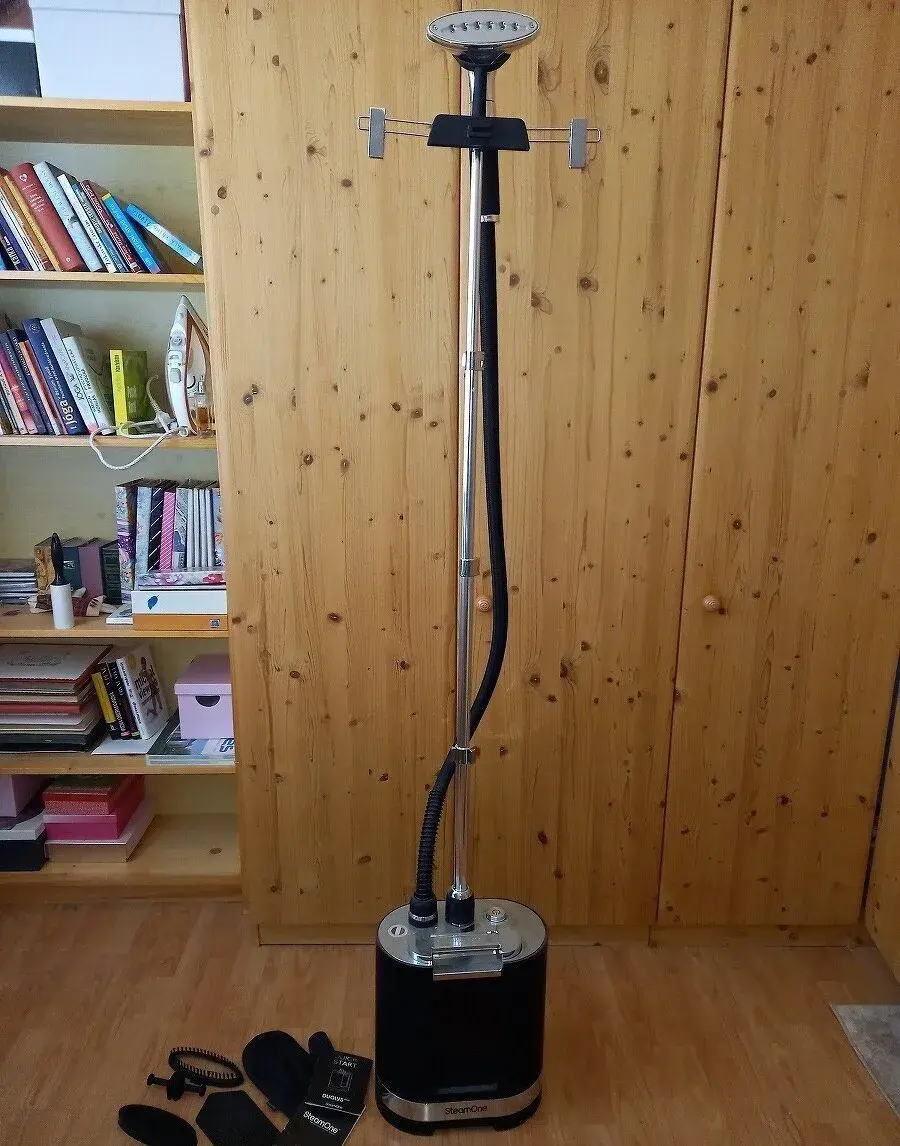 Parní napařovač oděvů SteamOne DP80SB 2300W.