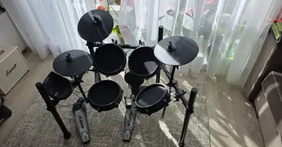 Elektronické bicí Alesis Nitro – výborný stav