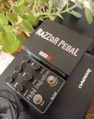 Kytarový efekt Razzor Metal Distortion