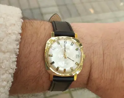Staré Švýcarské hodinky. Nový řemínek. Funkční.