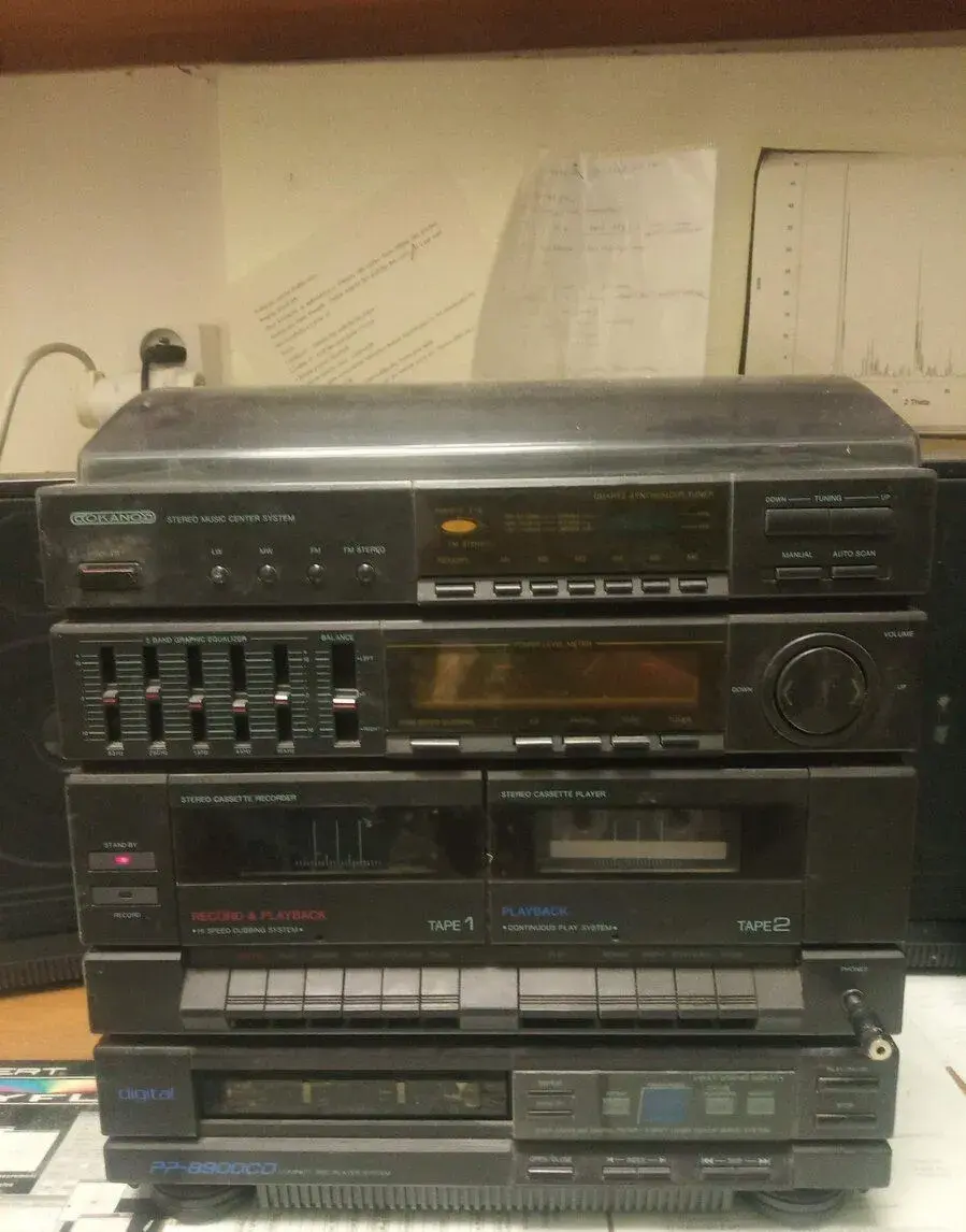 HIFI věž s tunerem, přehrává LP desky, magnet. casety, CD.