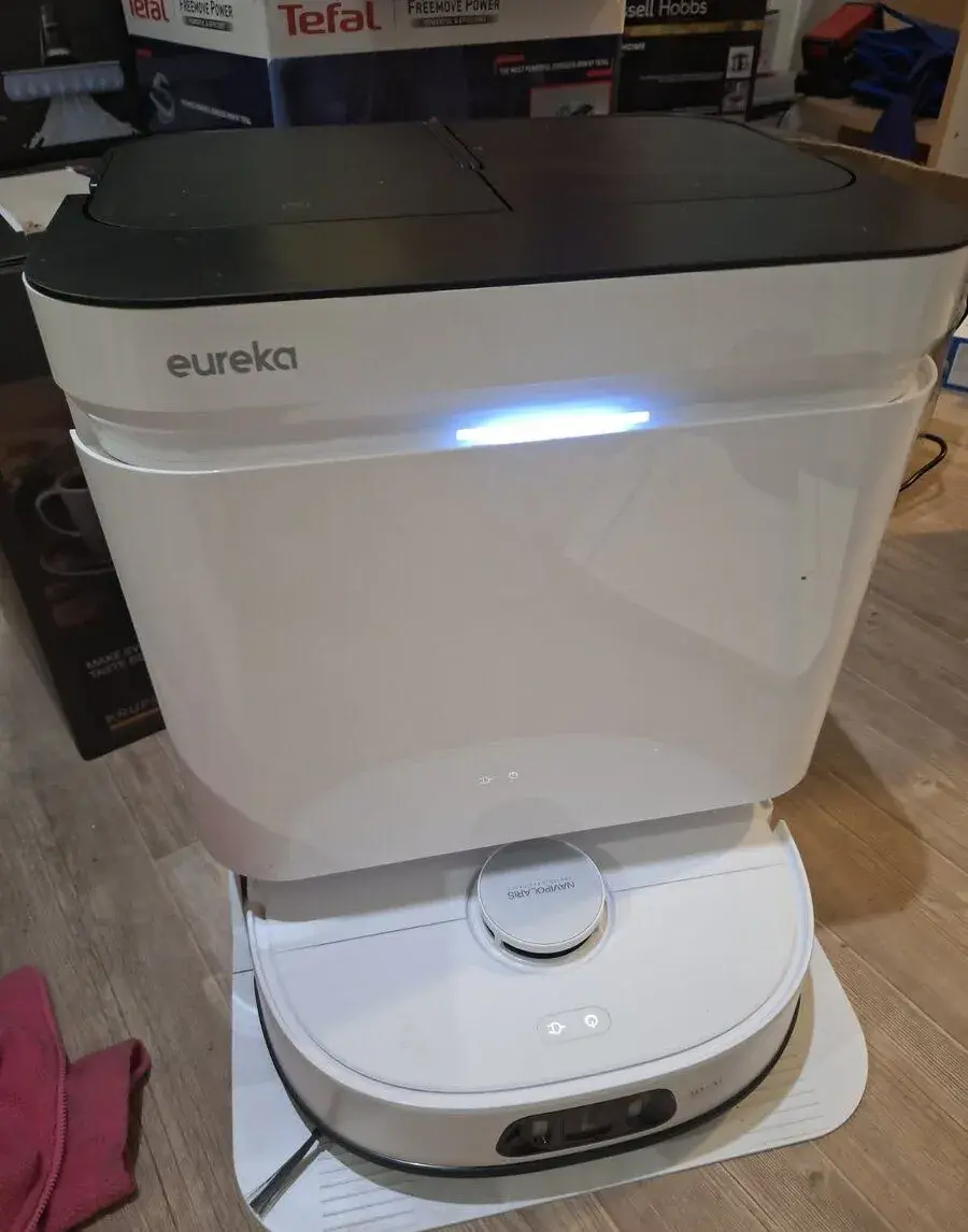robotický vysavač Eureka J15 Pro Ultra v bílé barvě