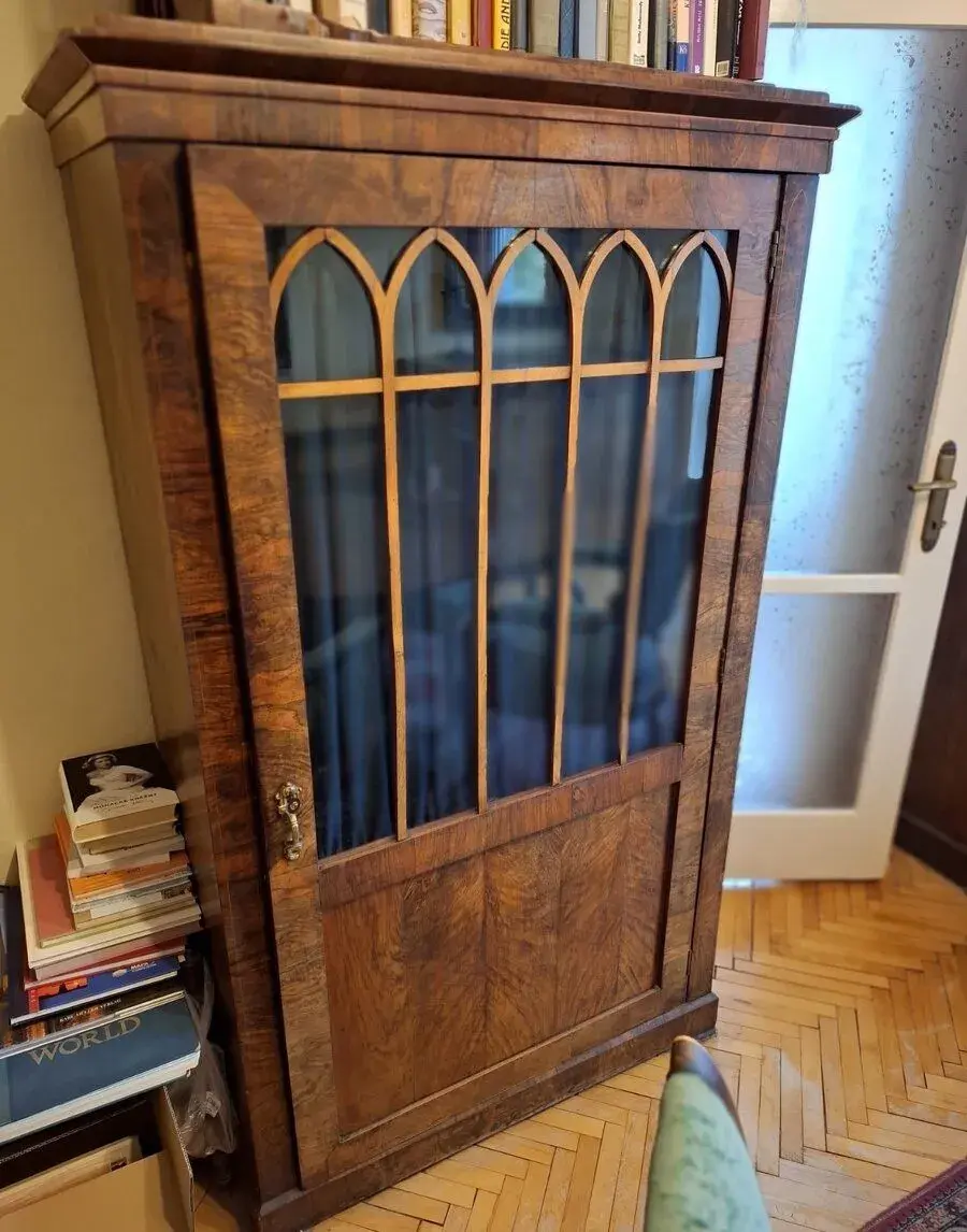 Knihovna ve stylu Biedermeier