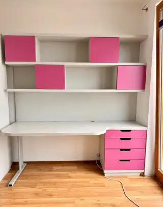 Dětský stůl a skříň