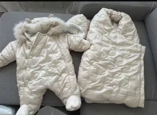 Do kočárku kombinéza, overal čepice