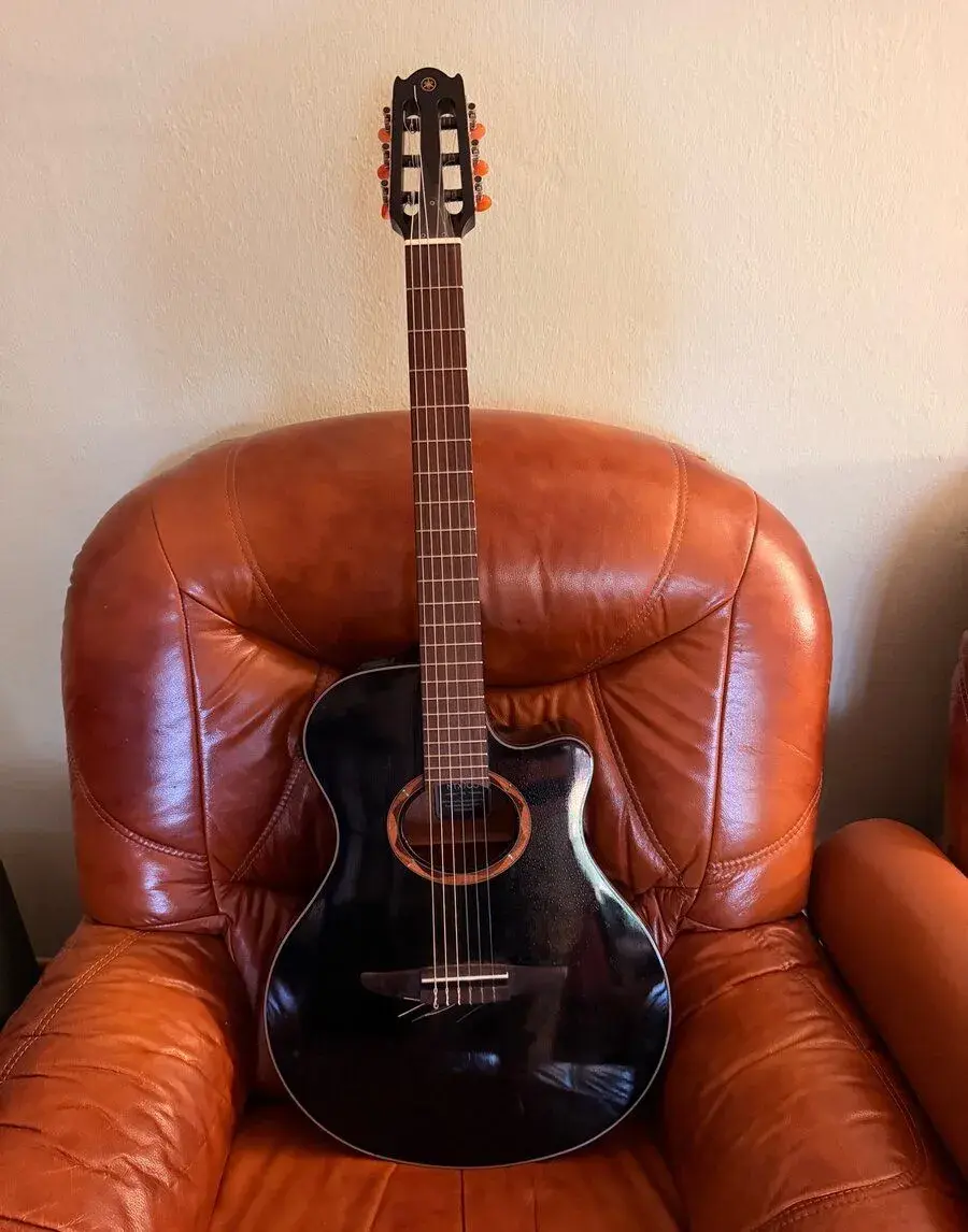 Yamaha NTX700 BL – elektroakustická nylonová kytara, černá