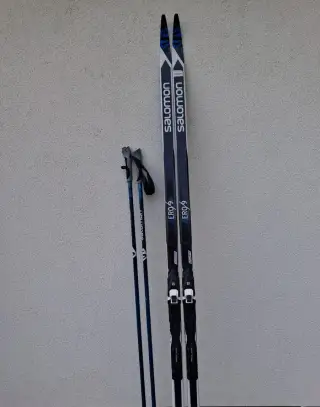 Zánovní výbava na běžky.